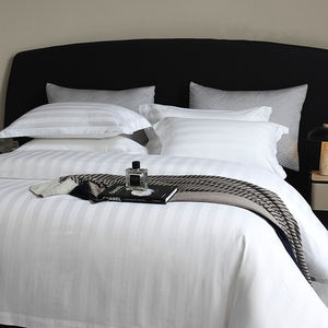 Drap de lit d'hôtel à rayures en satin doux lisse finition durable lin infroissable idéal pour les chambres d'hôtes et les suites - Product Image 1