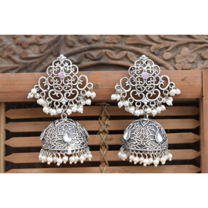Pendientes de aro jhumka con diseño de flor de piedra de latón con aspecto de plata, hechos a mano, estilo tradicional, para niñas y mujeres - Product Image 4