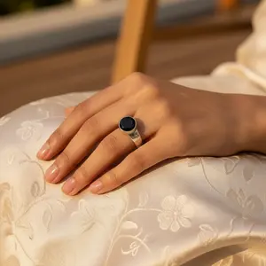 Anillo de Ónix Plateado para Mujer con Piedra Negra, Diseño de Anillo Moderno - Product Image 3