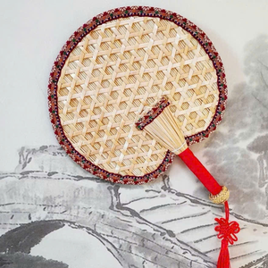 Éventail en paille artisanal de style feuille : l'accessoire festif ultime avec une broderie rouge audacieuse, parfait pour le Tet et les fêtes culturelles - Product Image 2