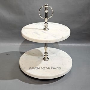 Soporte para pasteles de mármol blanco de dos niveles de alta calidad con plata pulida, perfecto para exhibir postres y pasteles en eventos - Product Image 1