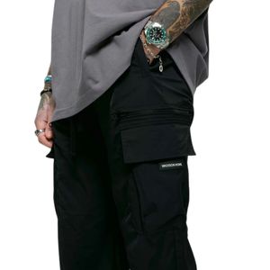 Pantalon utilitaire noir Style Streetwear tissu durable poignets de cheville réglables poches zippées cachées coupe moderne confort de tous les jours - Product Image 4