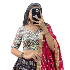 Patola lehenga choli อุปกรณ์จัดงานแต่งงานที่สวยงามสำหรับผู้ใหญ่ที่ทำจากผ้าฝ้ายและผ้าเรยอนใหม่และเสื้อผ้าปากีสถาน - Product Image 1