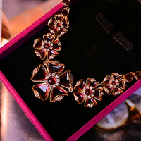 Collier de style vintage plaqué or, bijoux médiévaux haut de gamme, collier en cuivre incrusté de résine et de pierres précieuses, bijoux pour femmes