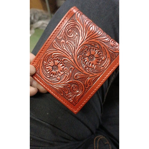 Portefeuille unisexe en cuir souple marron foncé de qualité supérieure usiné à la main avec motif floral sculpté fabrique en Inde vente chaude - Product Image 1