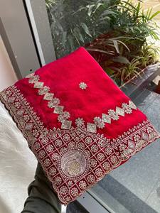 Sari en soie douce tendance avec un travail de broderie lourd et un chemisier pour les occasions spéciales, acheter auprès du fabricant - Product Image 4