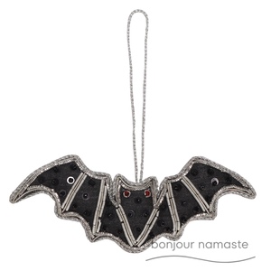 เครื่องประดับค้างคาวปักด้วยมือ | ของตกแต่งงานด้ายสีดำฮาโลวีนโดย Bonjour Namaste - Product Image 1
