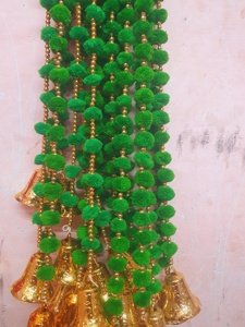 Guirlande de pompons artisanale indienne de souci artificiel de couleur mélangée avec cloches paquet de toile de fond pour un événement de fête de mariage - Product Image 6