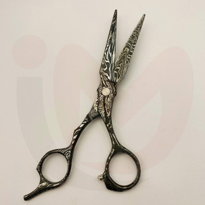 Tijeras de Barbero Premium para Zurdos Damascus con Hoja de Acero Inoxidable y Mango Afilado de Diseño Artístico para Cortar el Cabello - Product Image 2