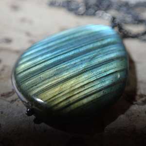 MorphiArtForge Collier Labradorite arc-en-ciel violet double face fait à la main Style vintage Pendentif en fil de fer plaqué or - Product Image 2