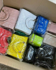 Palettes de sacs à main élégantes pour femmes à vendre des prix abordables et des designs modernes parfaits pour les femmes de tous âges - Product Image 2