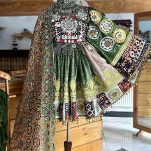 Robe afghane royale violette avec broderie métallique audacieuse, détails ethniques faits à la main, bijoux tribaux superposés avec des motifs de pièces de monnaie complexes - Product Image 3