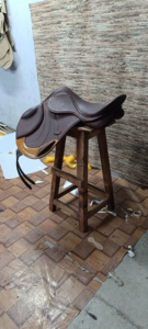 Selle d'endurance professionnelle en cuir véritable de style anglais, avec arceau en bois plastifié, quincaillerie nickelée et double sangle de ventre pour cheval - Product Image 2