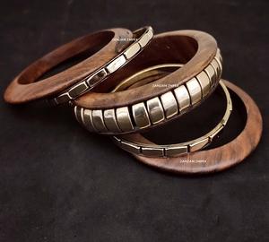 Ensemble de bracelets en bois et en laiton faits à la main Style bohème traditionnel Bijoux de mode en matériaux mixtes pour femmes - Product Image 5