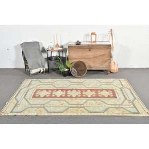 Alfombra de lana turca Vintage de 4 pies, 9x7 pies y 5 pulgadas, tejido plano de retazos beige y marrón para decoración de sala de estar con respaldo de látex - Product Image 1