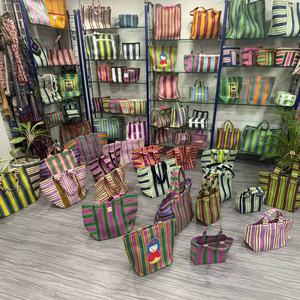 Sac à main élégant et pratique en nylon recyclé, coloré, tissé à rayures, compact, léger, écologique, réutilisable pour les courses au supermarché - Product Image 1