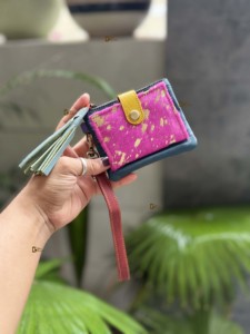 Grande demande Logo personnalisé Porte-monnaie en cuir de fourrure recyclée Portefeuille élégant Porte-cartes de crédit Fourrure métallique Western Wristlet Embrayage - Product Image 3