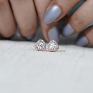 Magnifiques boucles d'oreilles clous en or rose avec halo de diamants en forme de cœur certifiés IGI et sertissage à vis - Product Image 6