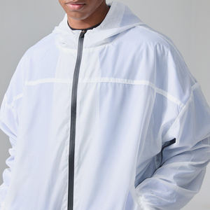 Veste de sport décontractée personnalisée OEM avec logo contrastant, design de logo réfléchissant sur la poitrine gauche, légère, pour le streetwear et les activités de plein air - Product Image 3