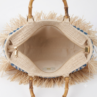 Sac fourre-tout en raphia bohème ANA Madagascar, couleur unie, avec poignée en bambou, fermeture éclair ouverte et détails à franges - Idéal pour la plage et le shopping estival