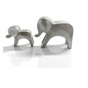 Sculpture décorative d'écureuil en métal argenté - Art animalier moderne pour étagère, décoration de bureau et accents festifs de Noël - Product Image 4