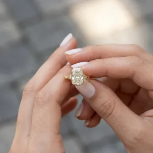 Bague de fiançailles classique pour femme en or blanc 18 carats avec pierre latérale triangulaire allongée taille coussin de 2,00 carats, certifiée IGI, cultivée en laboratoire - Product Image 4