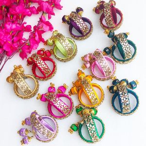 Bracelets de fil de soie colorés avec embellissements Kundan cadeau de mariage indien traditionnel, faveur du festival haldi Mehendi Sangeet - Product Image 2