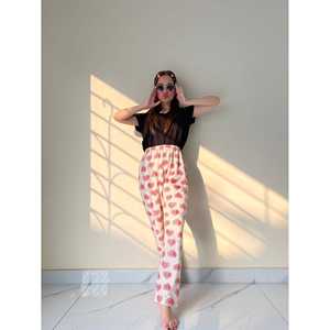 Pantalones de mujer de algodón de lujo con diseño de corazones de piel - Product Image 1