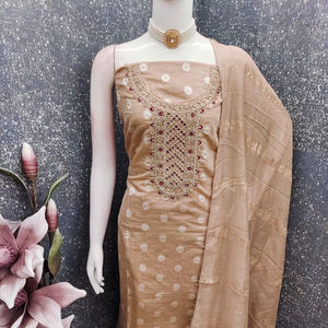 Robe Jacquard en polyester 100% pour femme avec design graphique abstrait extensible pour la mode Salwar pour les occasions Diwali - Product Image 1