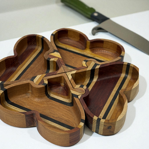 Plateau artisanal en bois naturel avec logo personnalisé, assiettes rectangulaires et rondes en bois durables pour café, boutique, café et dessert - Product Image 1