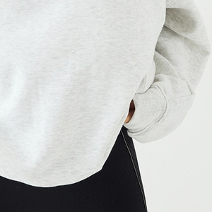 Sweat-shirt pour femme avec logo personnalisé, manches longues, design à revers côtelés, tissu douillet en polaire, col rond pour plus de confort - Product Image 4