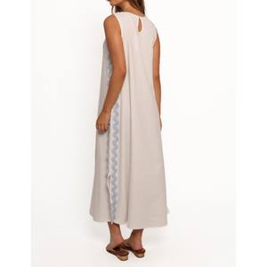 Robes classiques pour femmes avec des éléments de design contemporains offrant une coupe décontractée et un look attrayant pour les besoins de la mode quotidienne - Product Image 4