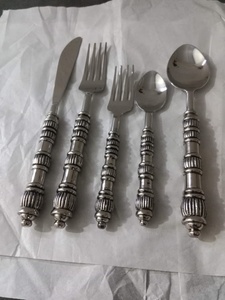 Diseño de moda de cucharas y cubiertos, hechos de metal de alta calidad, utilizados en hogares y restaurantes. - Product Image 2