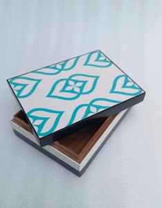 Boîtes sur mesure en incrustation de nacre et d'os exquises boîtes de rangement décoratives faites à la main avec des motifs floraux complexes pour les cadeaux - Product Image 3