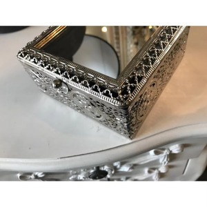 Boîte à bijoux de créateur finie en argent avec miroir Organisateur de qualité supérieure pour la décoration de la coiffeuse et la collection de bijoux d'Inde - Product Image 4