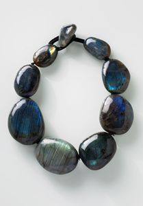 Collier vintage fait main en résine perlée avec pendentif en pierre d'or rouge, accents blancs et verts, bijoux tendance pour femmes - Product Image 2
