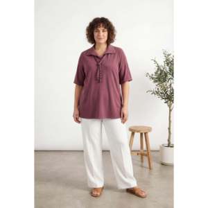 Blusa Modal Talla Grande con Lazo en el Cuello Color Borgoña - Product Image 3