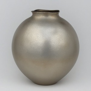 Vase en métal bronze fabriqué à la main poli avec une finition antique idéal pour les affichages décoratifs élégants et floraux intemporels - Product Image 1