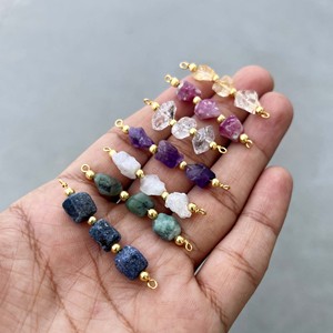 ขายส่ง OEM ตัวเชื่อมต่อทับทิมดิบธรรมชาติ ชุบทอง แท่งคริสตัลทับทิมดิบสามเม็ด จี้รูปแท่ง ประดับพลอยประจำเดือนกรกฎาคม - Product Image 4