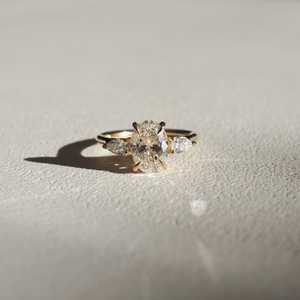 เครื่องประดับที่กําหนดเองนิ้วมือ E สี VS1 รูปไข่ตัดเพชรแหวนหมั้น 14 พัน Lab ปลูกเพชรแหวนทองสําหรับผู้หญิงสามหินงานแต่งงาน - Product Image 1