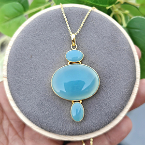 Collier pendentif de grande taille en calcédoine bleue triple pierre de haute qualité, laiton massif plaqué or 18 carats, chaîne en câble faite à la main - Product Image 2