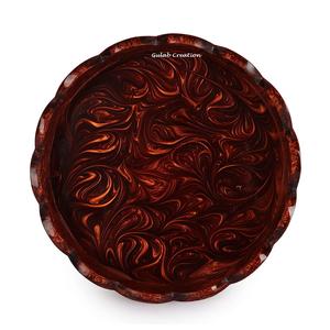 Plateau rond en résine à motif de tourbillon brun fabriqué à la main avec plat polyvalent décoratif à bord festonné pour la maison et la table - Product Image 3