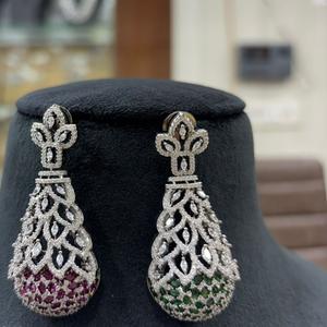 Boucles d'oreilles en zircon de haute qualité Boucles d'oreilles modernes Wear Stones Look for Party Wedding And Function Wear Collection pour femmes - Product Image 1