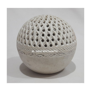 Brûleur à Bakhoor en pierre savonneuse, artisanal, luxueux, unique, de forme ronde, avec un magnifique motif floral, pour la décoration de la maison. - Product Image 1