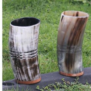 Gobelet à boire traditionnel en corne de viking écologique avec support, style religieux et animal - Product Image 1
