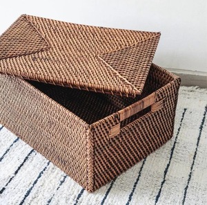 ตะกร้าเก็บของอเนกประสงค์ทำจากหวายธรรมชาติคุณภาพสูง เป็นมิตรกับสิ่งแวดล้อม ดีไซน์ทันสมัย เหมาะสำหรับใช้ในบ้าน ร้านกาแฟ และโรงแรม ในราคาที่คุ้มค่า - Product Image 3