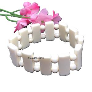 Bracelet ajustable en os de buffle blanc et résine, style tendance fait main, largeur de bande de 25 mm, écologique, sculpté - Product Image 1
