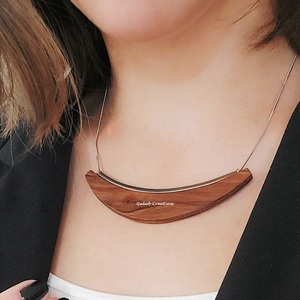 Collier ras-du-cou en bois sculpté à la main, personnalisé, bijou ethnique artisanal, design tribal, haute résistance, poli - Product Image 3