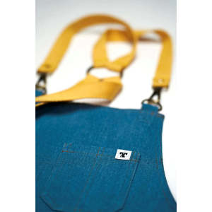 Tablier de travail en denim délavé jaune avec logo brodé pour la cuisine, les barbecues, les restaurants, les baristas et les serveurs - Product Image 2