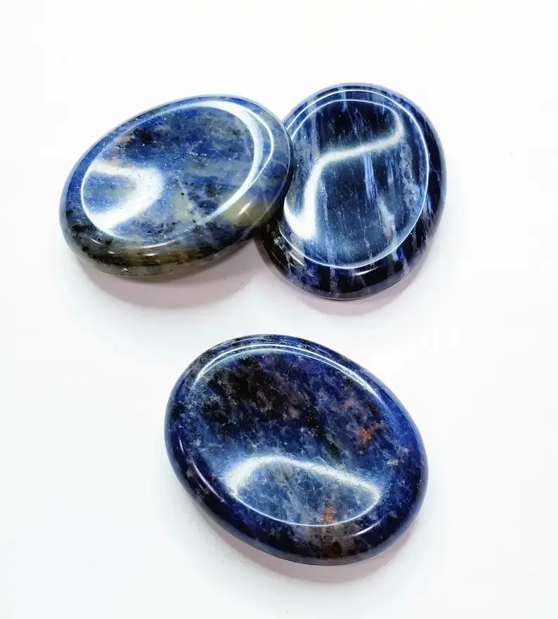 Incredibile qualità blu naturale Sodalite pietra di preoccupazione produttori pollice preoccupazione pietre intagliate a mano per la meditazione e la decorazione